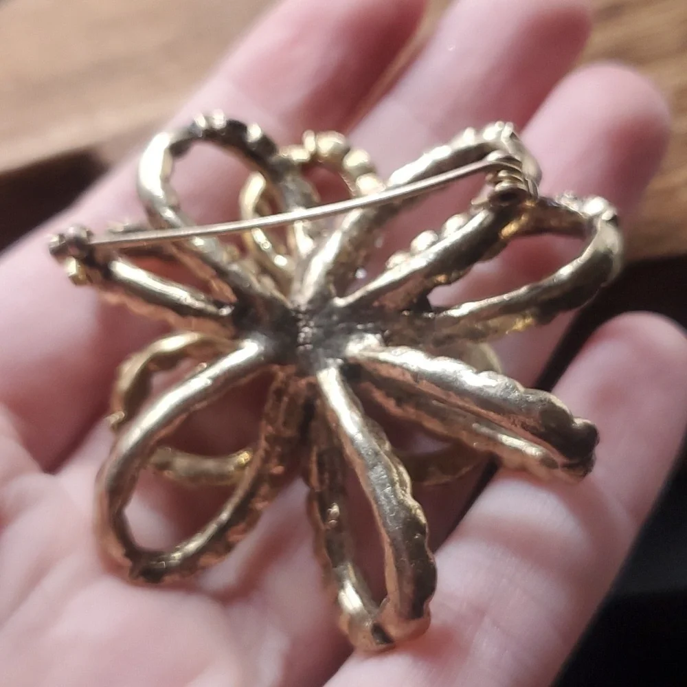 Unsigned vintage‎ whiting and davis crystal twist flower brooch stunning B807